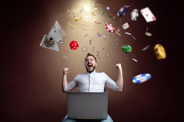 Uma mulher sorrindo enquanto joga online em seu laptop, cercada por elementos de cassino em néon, destacando a coleção diversificada de jogos do 25F.