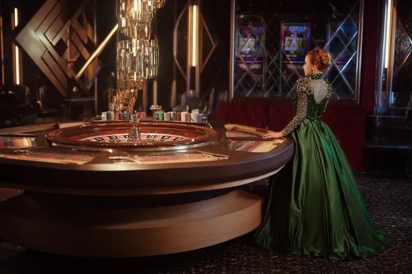 Um homem comemorando uma vitória em seu laptop enquanto símbolos de jogos flutuam ao redor, capturando a emoção dos jogos 25F.