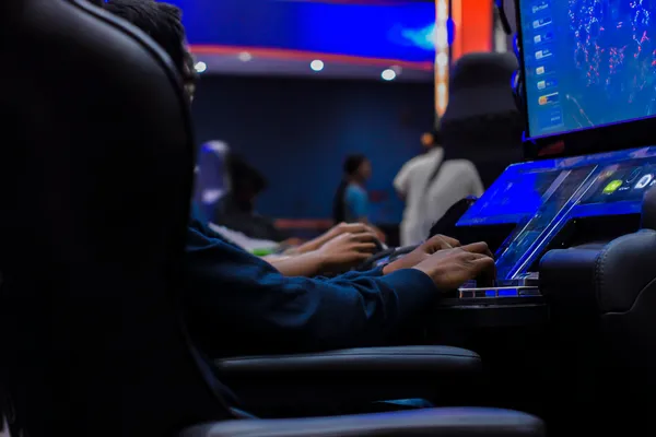 Uma imagem dramática de setes vencedores alinhados em um rolo de slot cercado por moedas douradas brilhantes, simbolizando grandes vitórias.