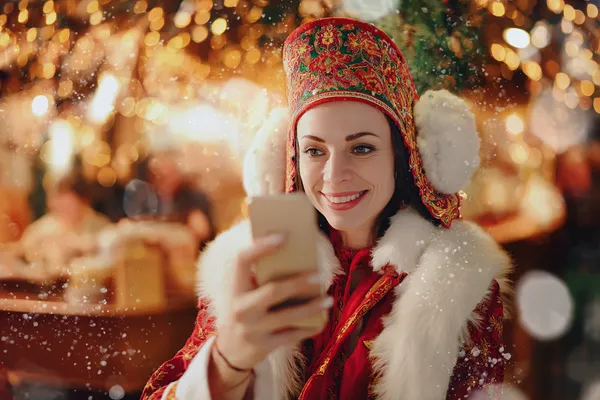 Um laptop brilhando com uma tela de login em um ambiente minimalista, simbolizando o sistema de acesso protegido do 25F.